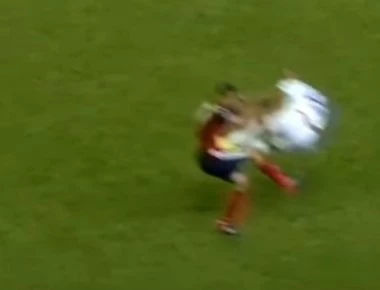 «Φονικό» τάκλιν στα προκριματικά του Champions League - Πήρε άμεσα κόκκινη! (βίντεο)